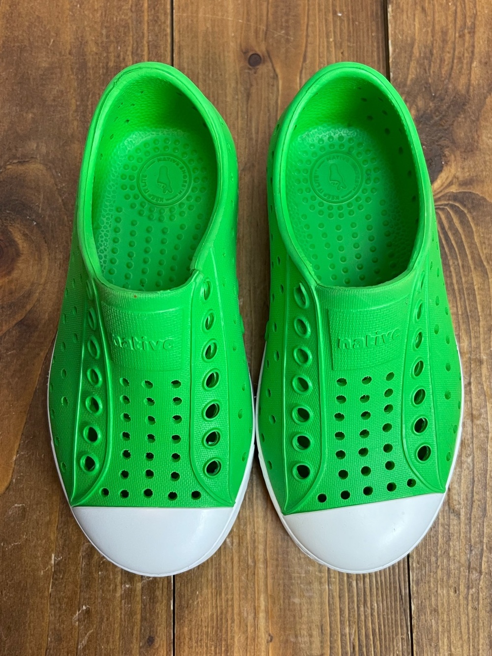 Native shoes size 9 Jefferson style foam sneakers green - damaged